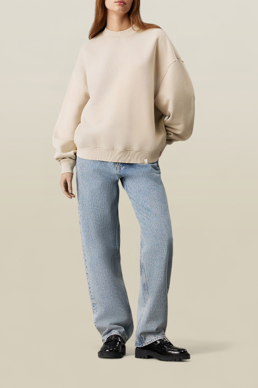 תמונת כל הלוק של סווטשירט עם צווארון מעוגל